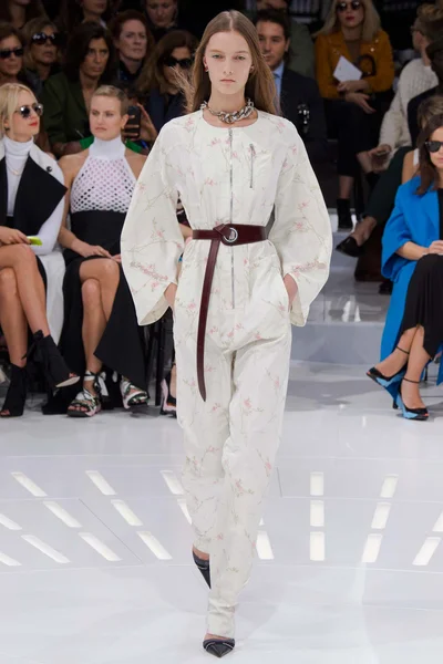 Look 16